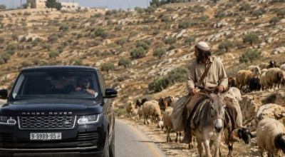 صورة المستوطن على الحمار بجانب مركبة فارهة مولدة بالذكاء الاصطناعي 