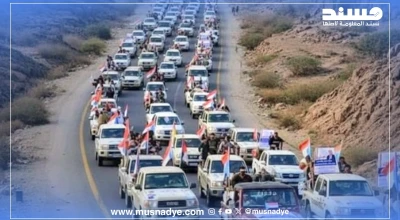 صورة لحشود جماهيرية تتجه إلى عدن مولَّدة بالذكاء الاصطناعي