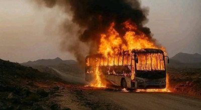 الصورة مولدة بالذكاء الاصطناعي وليست لاحتراق حافلة نقل جماعي في أبين