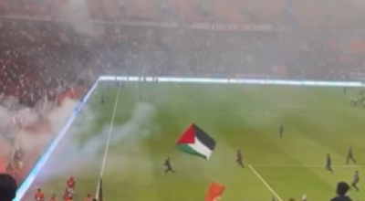فيديو شاب يرفع العلم الفلسطيني داخل ملعب في جاكرتا وليس خلال كأس العالم 