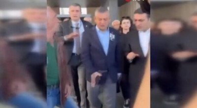 الفيديو المتداول لا علاقة له بملك الأردن، بل يعود لرئيس حزب الشعب الجمهوري التركي أوزغور أوزيل