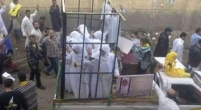 الصورة لمظاهرة قديمة في مصر وليست لسبايا إيزيديات في إدلب