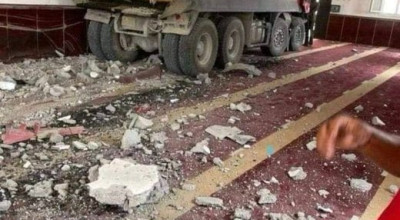 حقيقة صورة متداولة لشاحنة داخل مسجد تُستغل لادّعاء تحويل الحوثيين المساجد لمنصات صواريخ