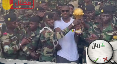 فيديوهات لمدرب السنغال يتحدى قرار الكاف ونقل الكأس لقاعدة عسكرية.. ما الحقيقة؟