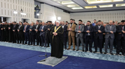 هل صلى أحمد الشرع والوزراء بأحذيتهم صلاة العيد في قصر الشعب؟