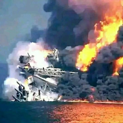 الصورة من حادثة Deepwater Horizon وليس لاستهداف جديد في البحر الأحمر