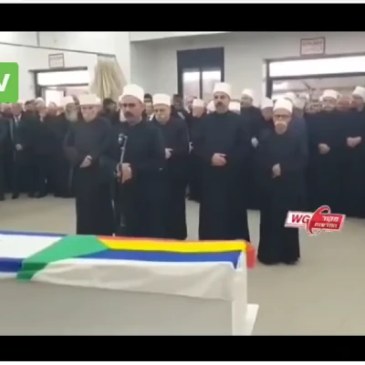 الإدعاء بأن الفيديو الذي يظهر مشاهد صلاة جنازة على قتلى من الطائفة الدرزية في السويداء مع رفع علم اسرائيل بجانب علم الدروز غير صحيح