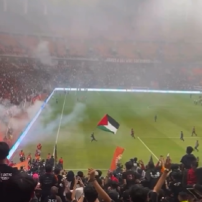 فيديو شاب يرفع العلم الفلسطيني داخل ملعب في جاكرتا وليس خلال كأس العالم 