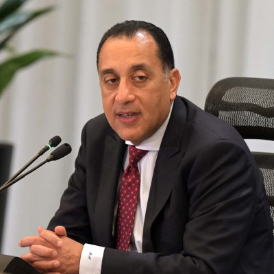 يستشهد بالزيارات الميدانية للمنشآت.. تصريحات مضللة لرئيس الوزراء عن وضع الدولة للتعليم والصحة كأولوية قصوى