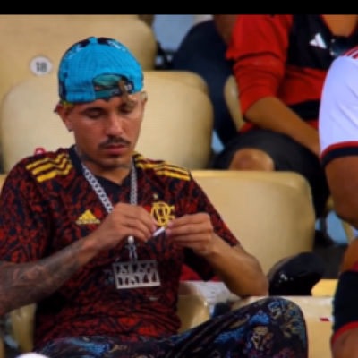 فيديو القبض على مشجع يتعاطى المخدرات في كأس العالم قديم ومولد عبر الذكاء الاصطناعي 