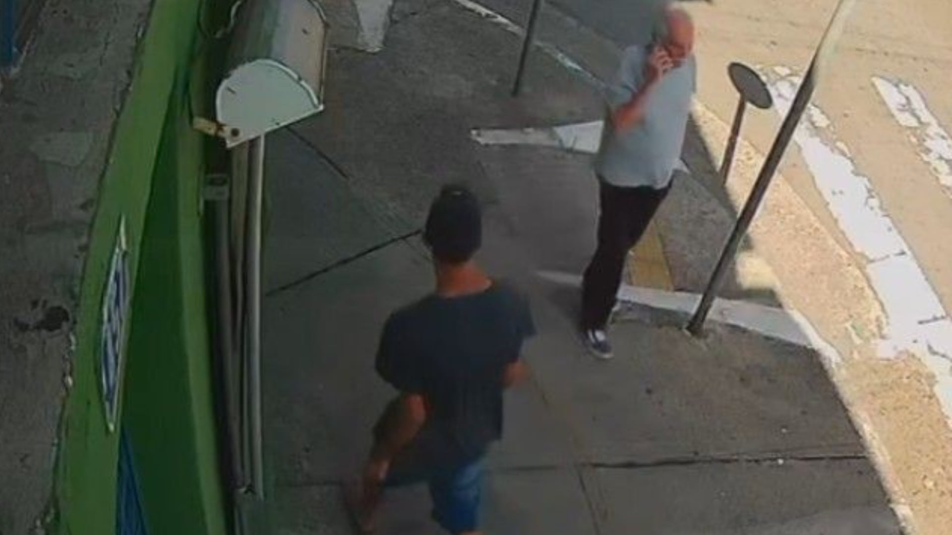 الادعاء بأن الفيديو لشاب تركي يسرق هاتف مسن سوري مضلل