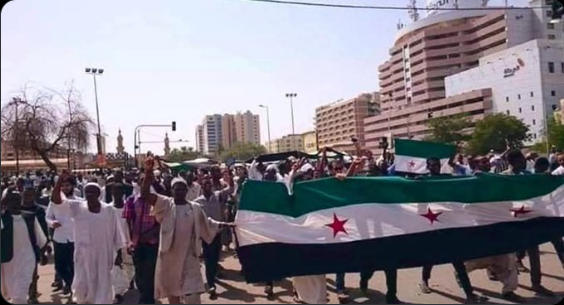 ما حقيقة رفع السودانيين العلم السوري بمظاهراتهم ضد الإمارات؟
