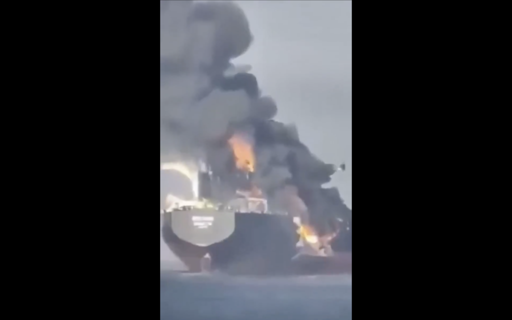 انتشار فيديو من عام 2025 لاستهداف سفينة في خليج عُمان 