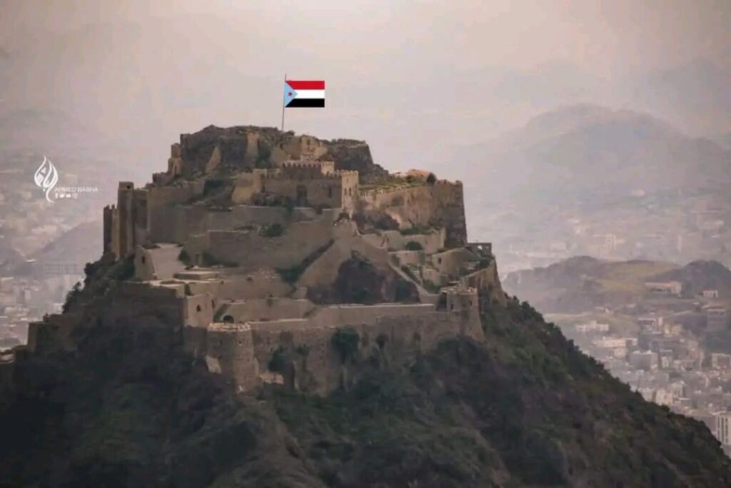 صورة معدلة لقلعة القاهرة يعتليها علم دولة اليمن الديمقراطية