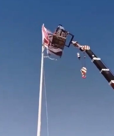 فيديو تغيير العلم اليمني في الوديعة مزيف ويعود لتغيير العلم في منفذ شحن بالمهرة