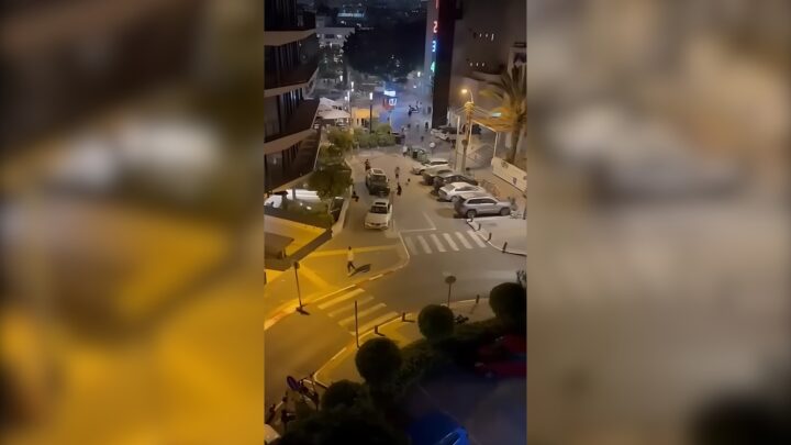 الفيديو قديم، ويوثّق هروب المستوطنين خلال عملية إطلاق نار في &#8220;تل أبيب&#8221; وليس فرارهم إلى الملاجئ عقب القصف اليمني فجرًا