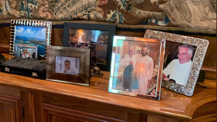 Real Photo of Saudi Crown Prince with Epstein Circulates as AI Generated