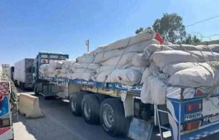 الصورة المتداولة قديمة وتعود لإدخال خيام مساعدات إلى غزة