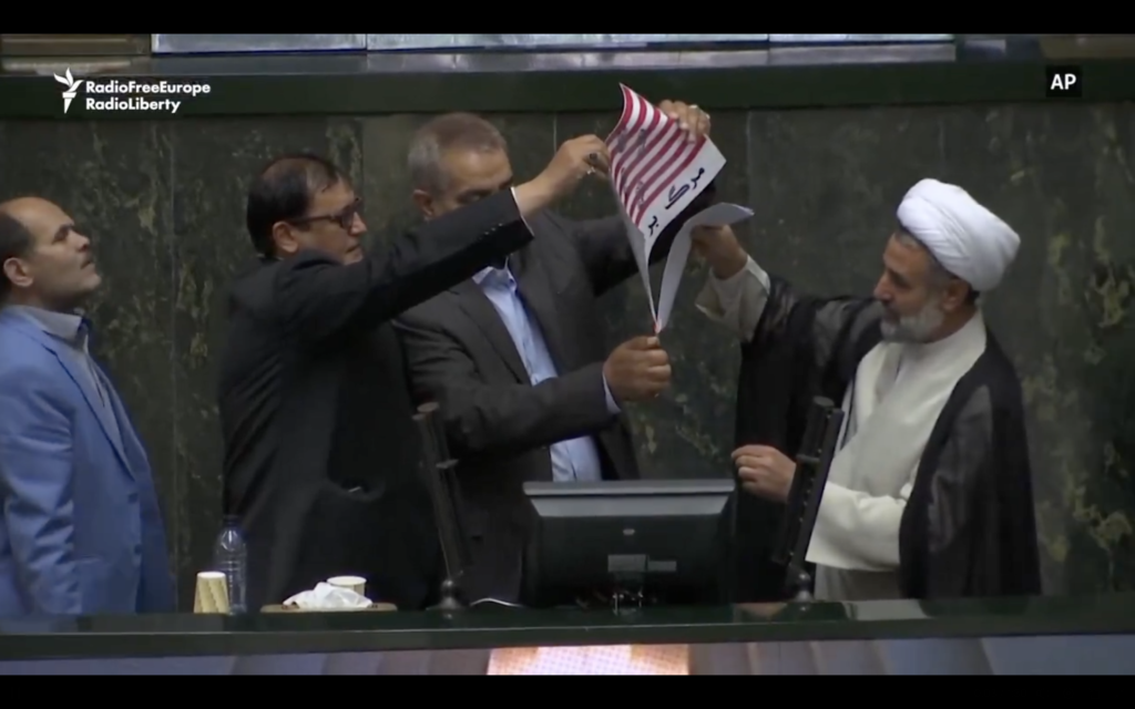فيديو إحراق العلم الأمريكي في البرلمان الإيراني من عام 2018