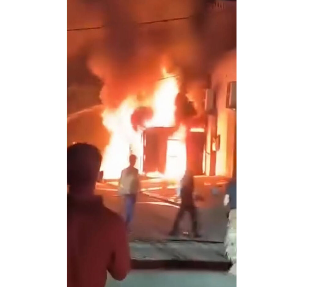 فيديو حريق القاعة الذهبية من لحج وليس من تعز