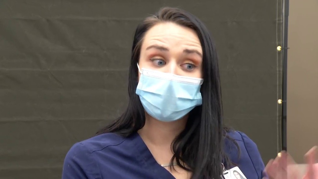 هذه الممرضة لم تمت بعد تلقيها لقاح كورونا في هذا الفيديو!