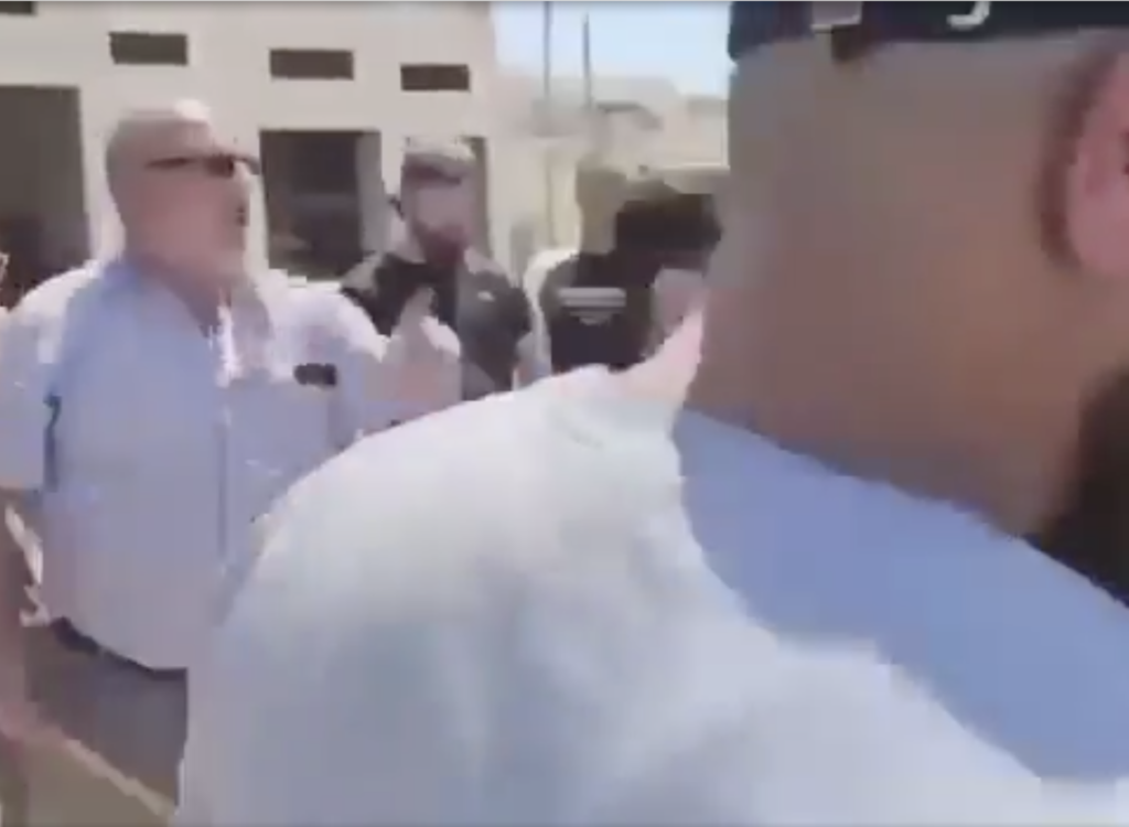 انتشار فيديو لمواطن يصفع نجله مع الادعاء أنه يصفع مستوطناً 
