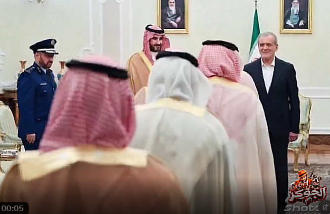 فيديو متداول يُزعم أنّه يُوثّق تقبيل وفد سعودي يدي الرئيس الإيراني في طهران.. ما حقيقته؟
