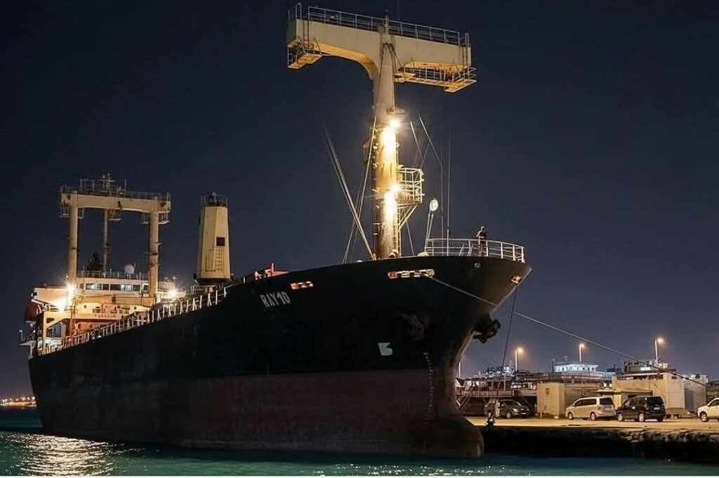 صورة معدلة بالذكاء الاصطناعي لوصول سفينة إلى ميناء المخا