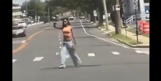 فيديو قديم يعاد نشره على أنه لامرأة تصوب مسدسها على الشرطة في احتجاجات لوس أنجلوس