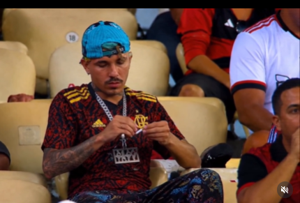 فيديو القبض على مشجع يتعاطى المخدرات في كأس العالم قديم ومولد عبر الذكاء الاصطناعي 
