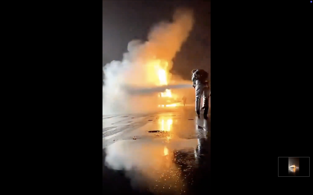 انتشار فيديو مولد بالذكاء الاصطناعي لاحتراق طائرة في الكويت 