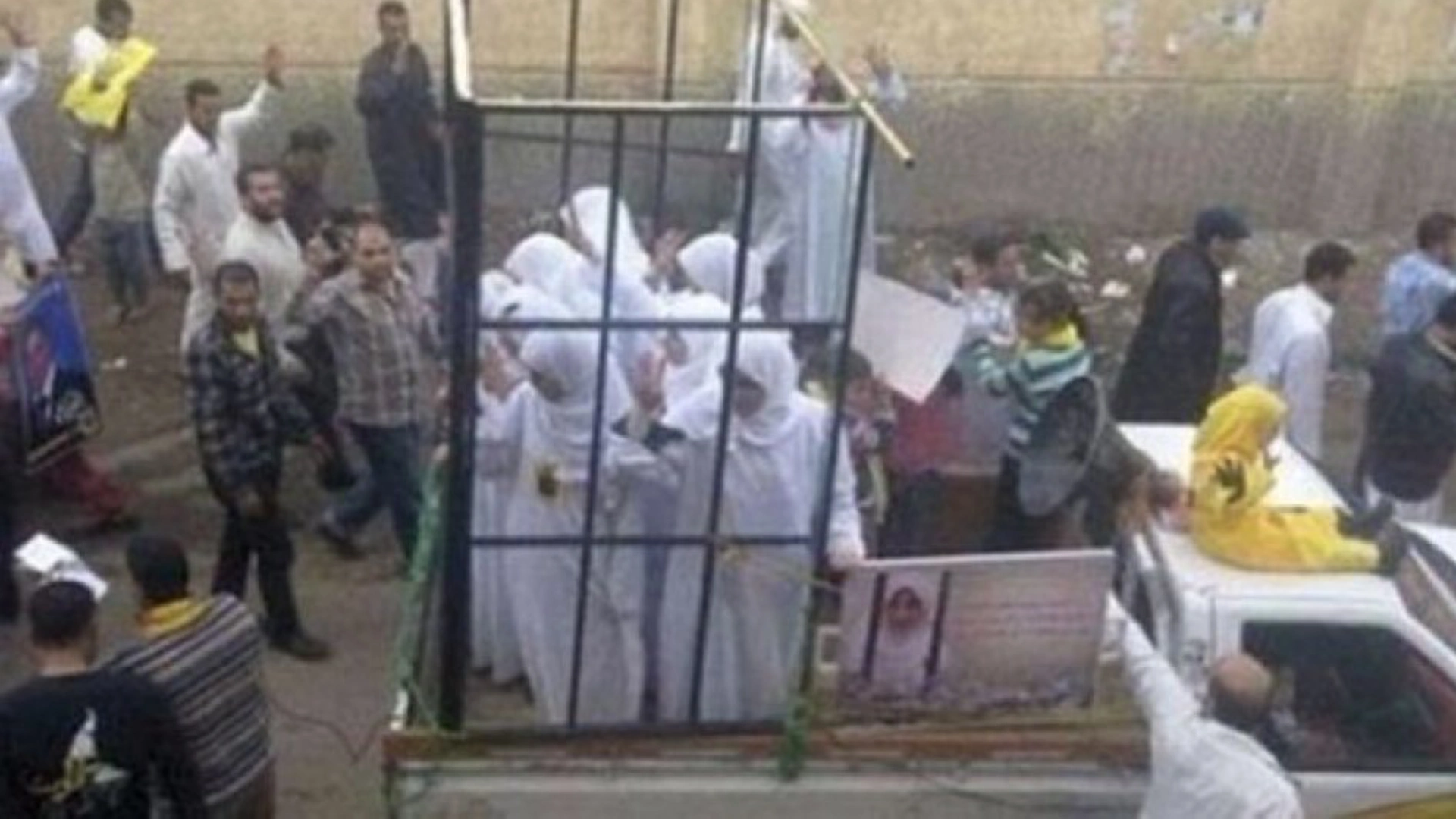 الصورة لمظاهرة قديمة في مصر وليست لسبايا إيزيديات في إدلب