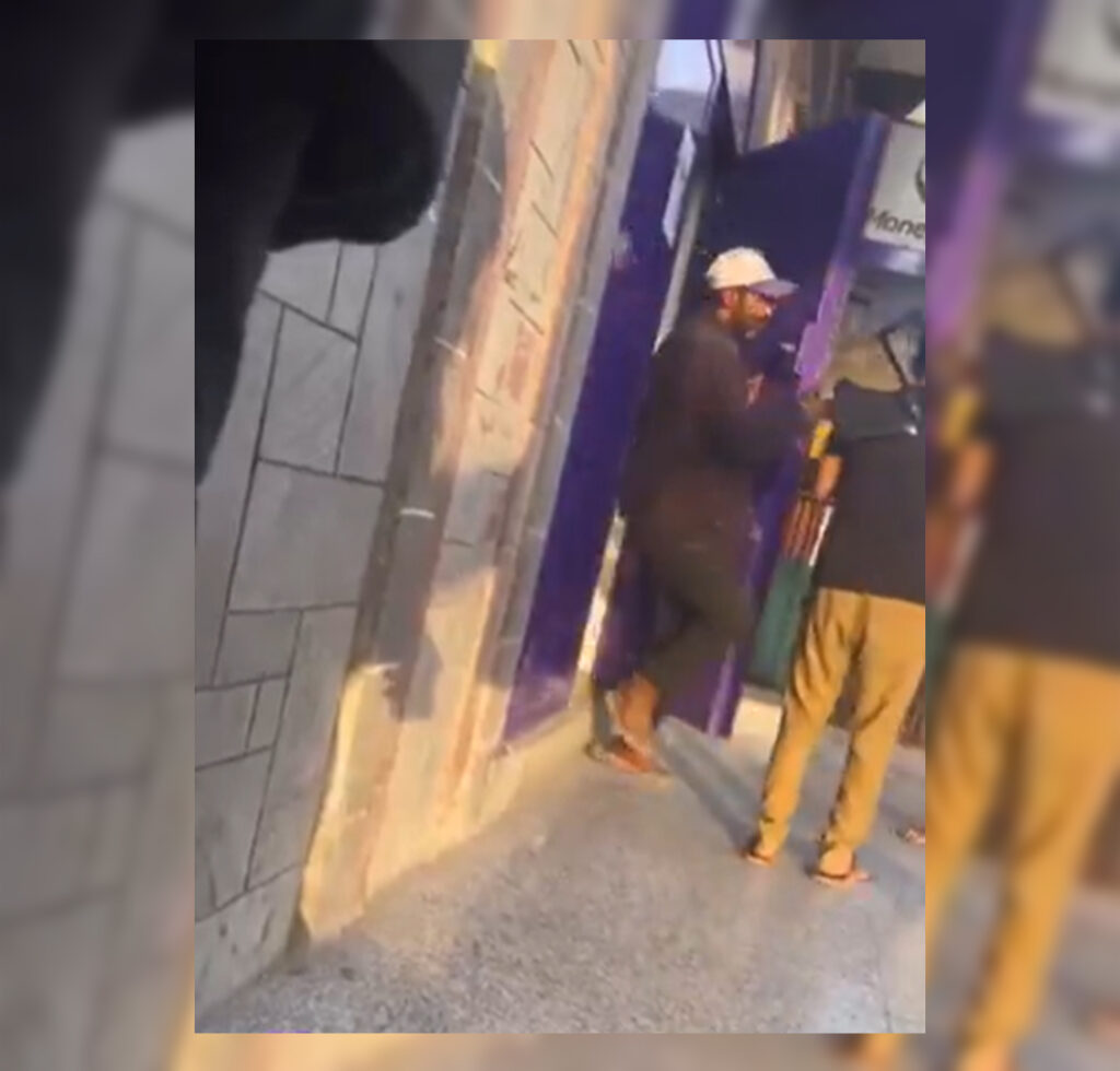 الفيديو من مارس 2025 وليس لعراك حديث أمام أحد فروع بنك الكريمي
