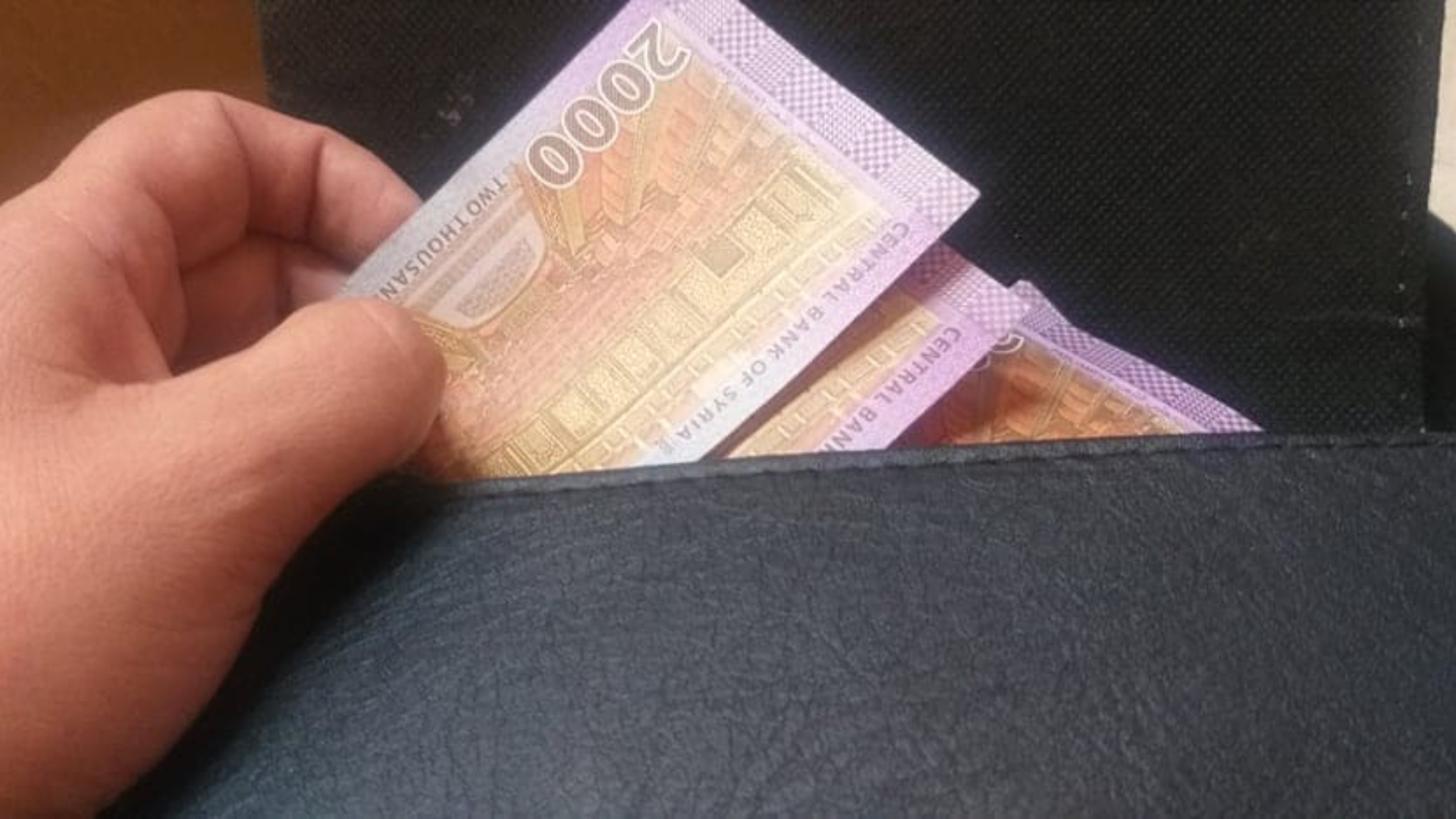 الادعاء بزيادة رواتب الموظفين والمتقاعدين خلال الأيام القليلة المقبلة في سوريا غير صحيح