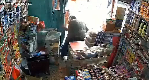 فيديو لاعتداء على محل تجاري يتحول إلى اتهامات سياسية في تعز.. ما قصته؟