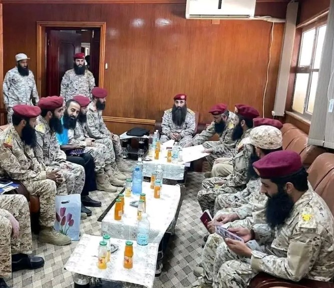 حقيقة صورة اجتماع قيادة المنطقة الرابعة بعدن