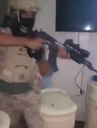 ما صحة الفيديو المتداول حول اعتقال مواطن أمام أطفاله في المكلا