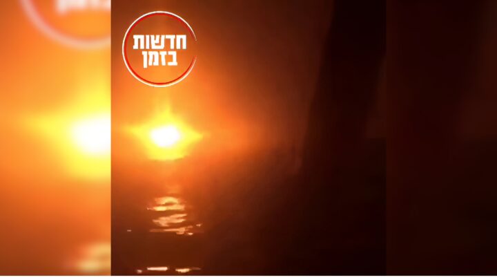 فيديو قديم يُتداول على أنه هجوم حوثي حديث ضد سفينة أمريكية في البحر الأحمر