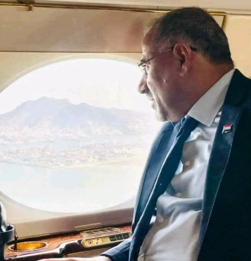 حقيقة الصورة المتداولة لعيدروس الزبيدي أثناء توجهه إلى واشنطن