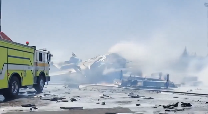 فيديو حطام آخر طائرة في مطار صنعاء الدولي خاضع للمونتاج بالذكاء الاصطناعي من صورة التقطت في المطار