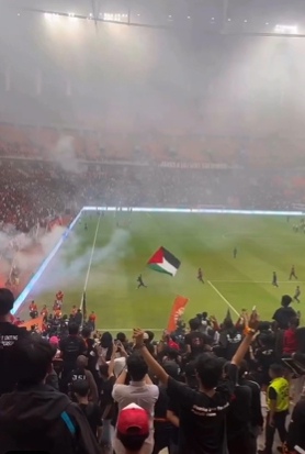 فيديو شاب يرفع العلم الفلسطيني داخل ملعب في جاكرتا وليس خلال كأس العالم 