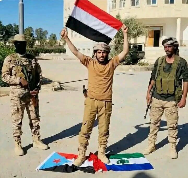 صورة مولدة بالذكاء الاصطناعي لجندي من أمام القصر الجمهوري في سيئون